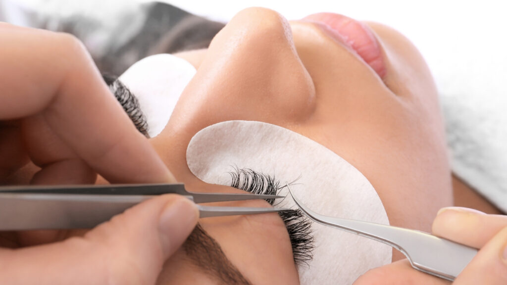 lash tech applying lashes